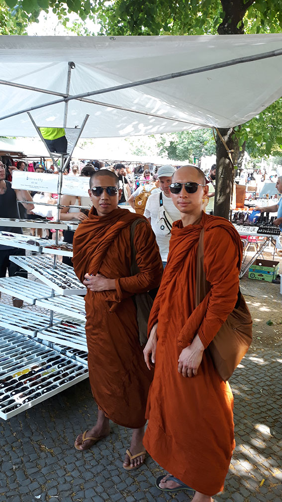 Briillovsky Besucher auf dem Markt, Mönche